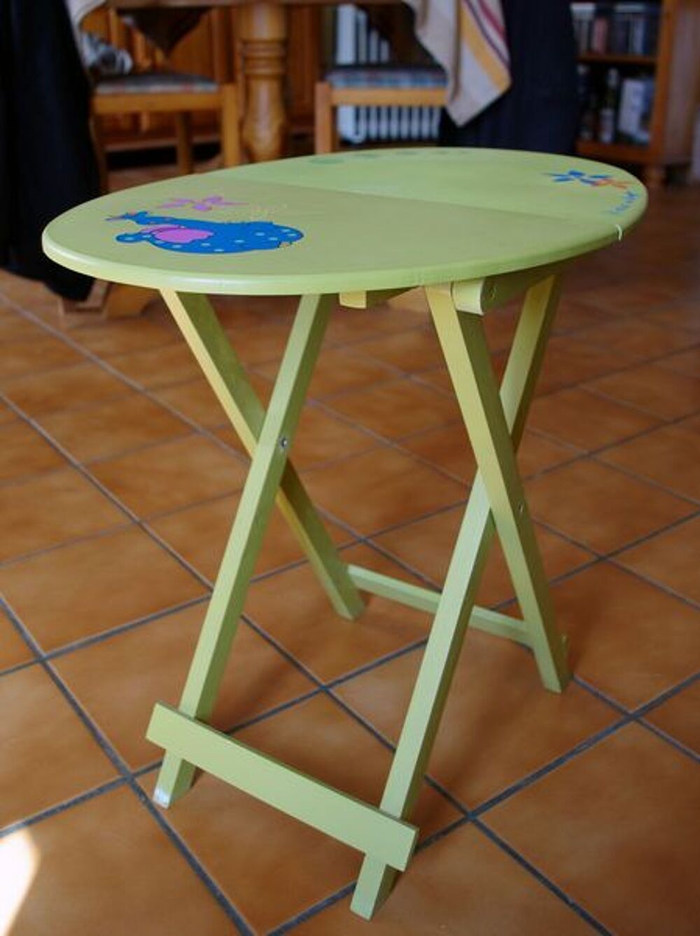 Petite table enfant en bois d&eacute;co Dragon. Mobilier enfants