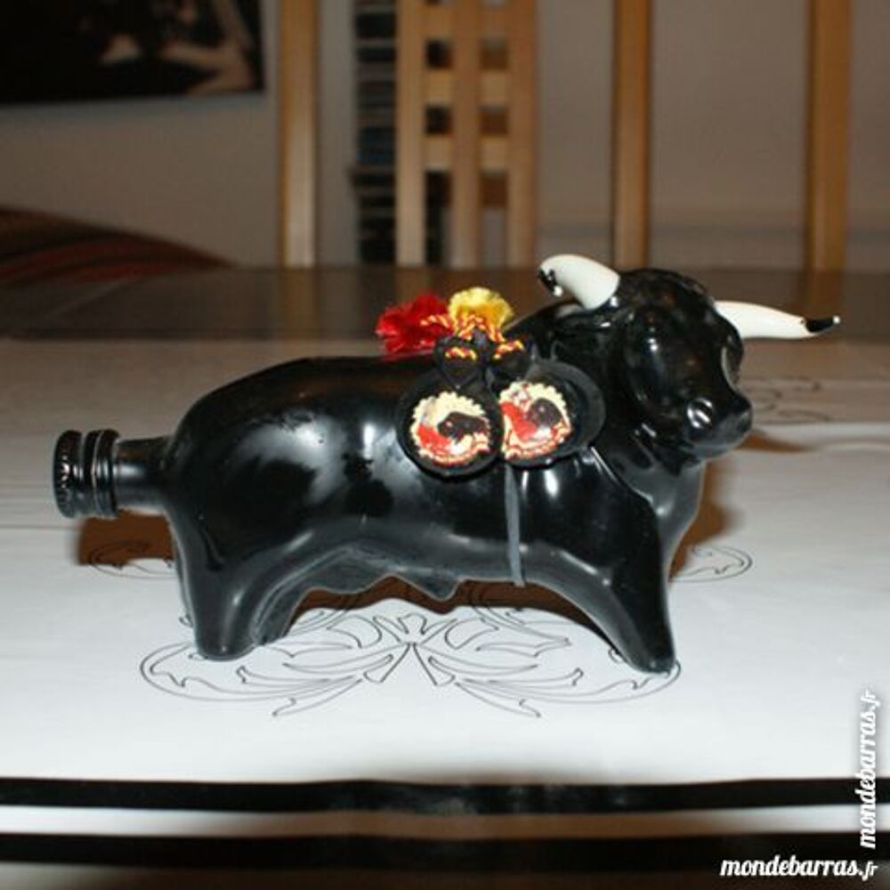 Mignonnette Espagnole de forme taureau Décoration