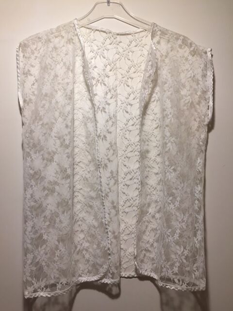PETITE VESTE EN DENTELLE BLANCHE 6 Saint-Genis-Laval (69)