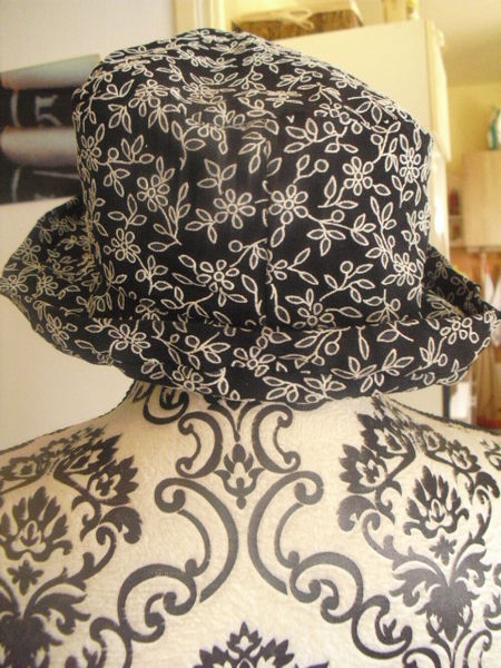 chapeau noir avec fleurs blanches brod&eacute;es Vêtements