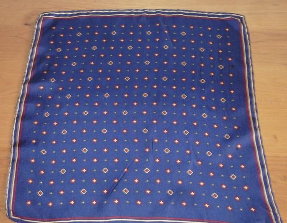 POCHETTE pour COSTUME en soie bleue Vêtements