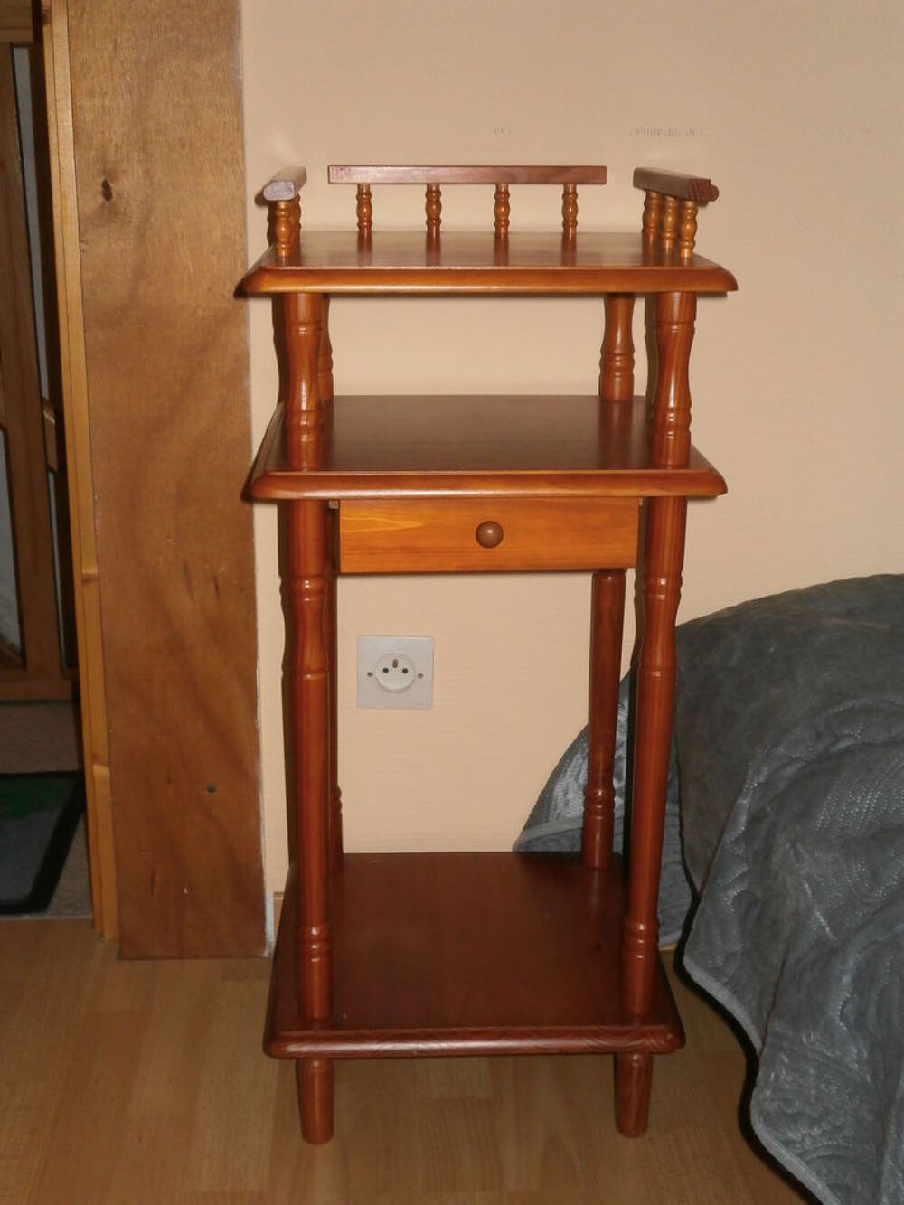petite table en bois pour t&eacute;l&eacute;phone .... Meubles