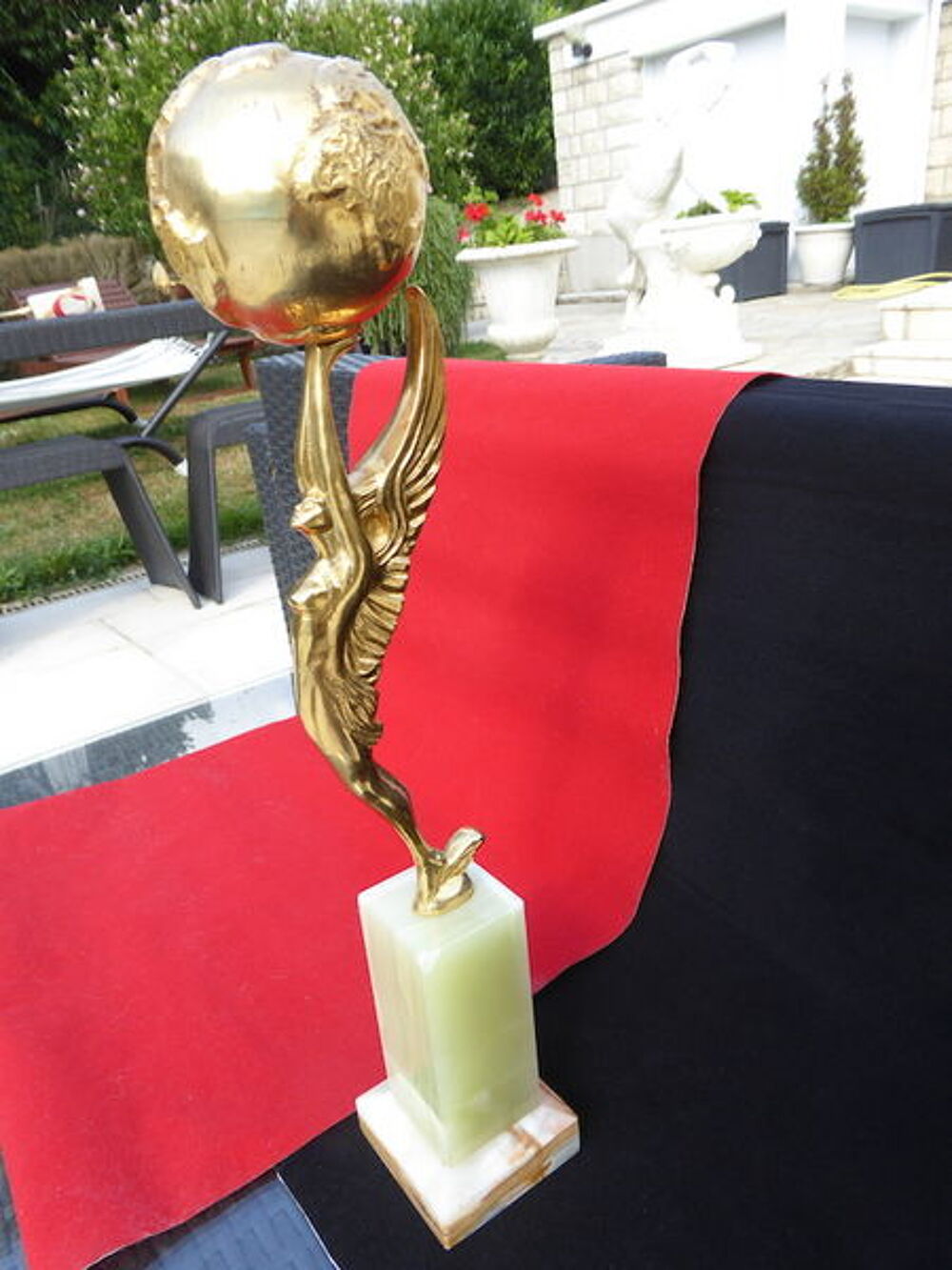 Statue dor&eacute;e avec socle en onyx Décoration