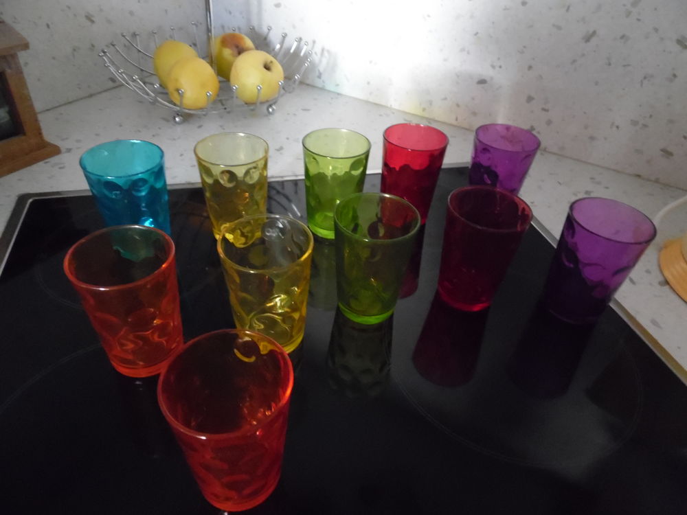 lot de 11 verres color&eacute;s, d'occasion Cuisine