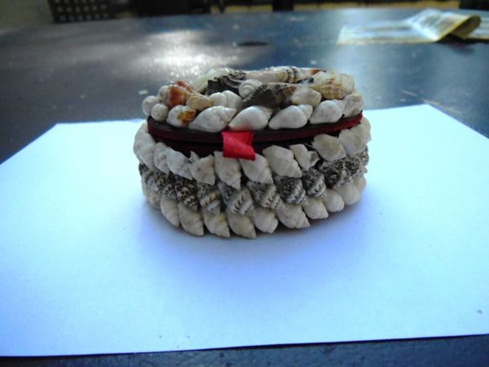 PETITE BOITE A BIJOUX EN COQUILLAGE VINTAGE Bijoux et montres