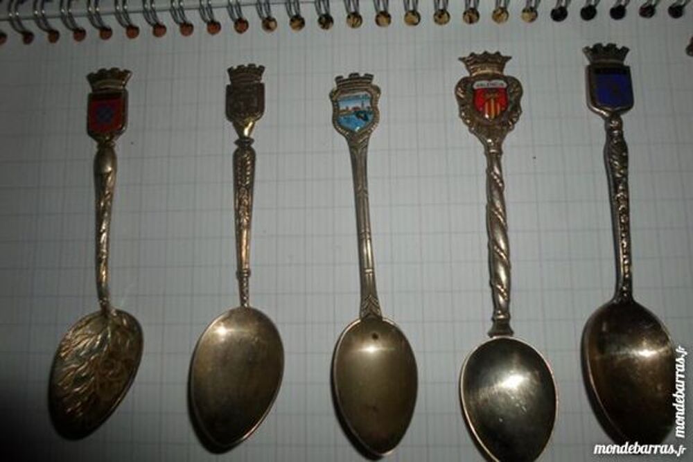 lot de cuill&egrave;res argent&eacute;es avec blason et &eacute;cusson 