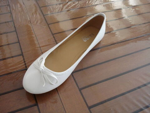 ballerines et tennis femme  taille 40 
5 euros la paire 5 Itteville (91)