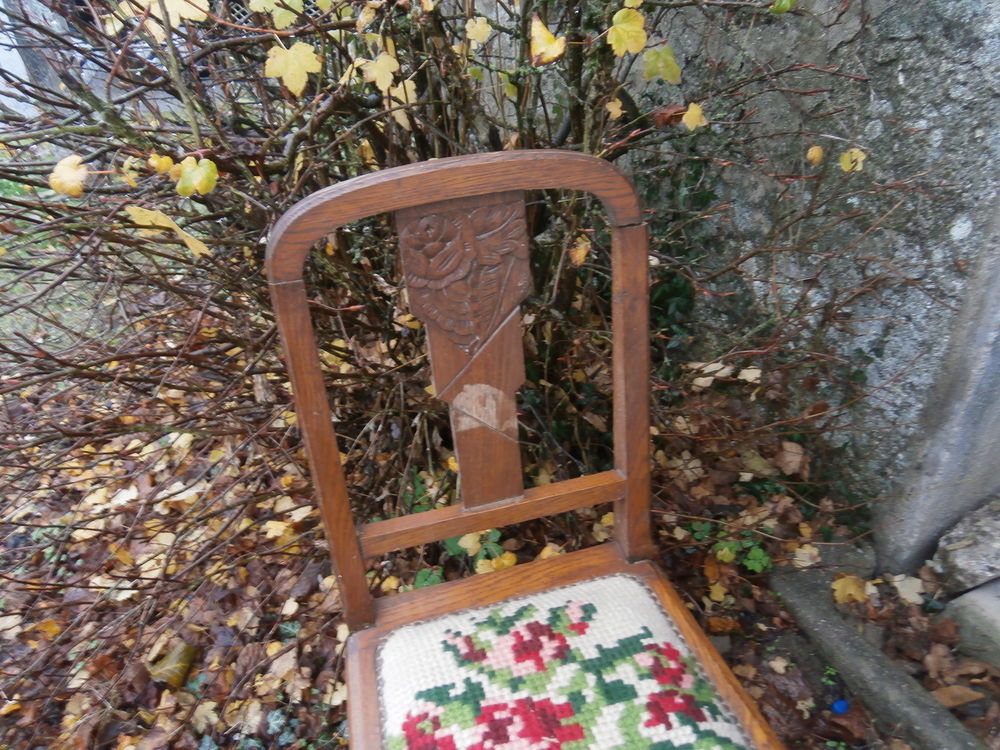 LOT DE 4 CHAISES ANCIENNES Meubles