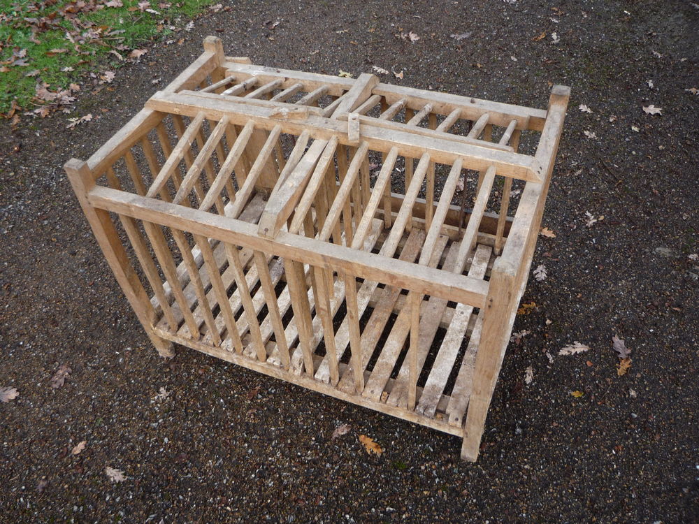 Cage &agrave; poules en bois de march&eacute; ancienne Décoration