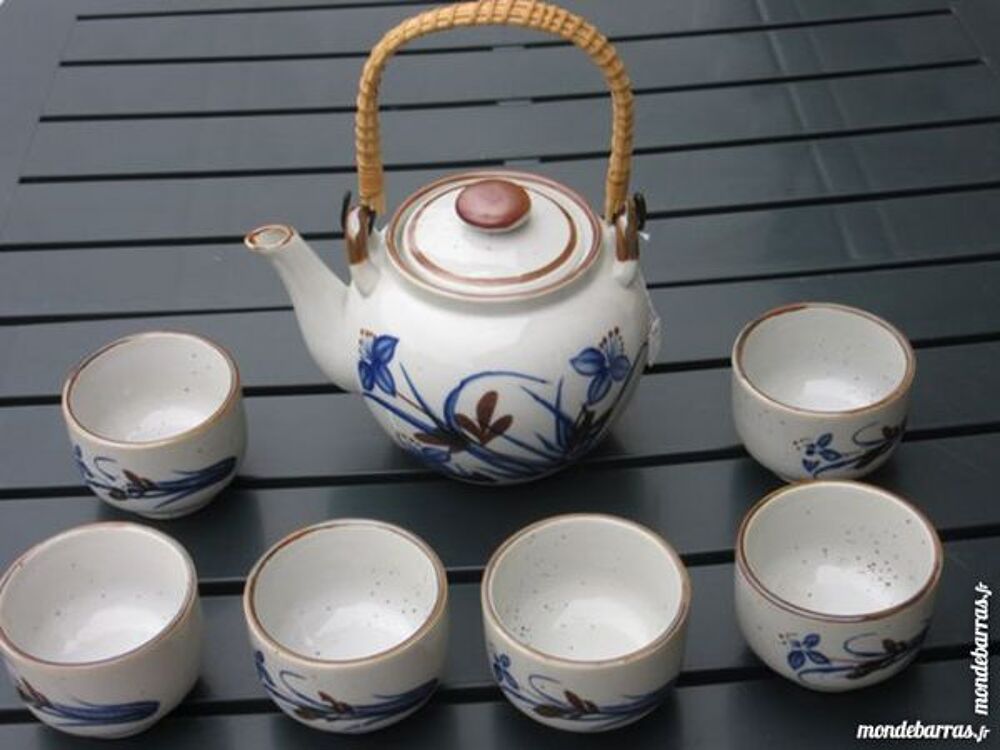 Th&eacute;i&egrave;re avec tasses Cuisine