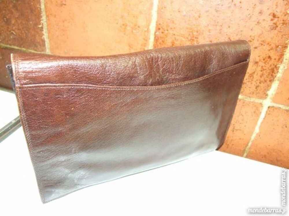 grande pochette CUIR grrain&eacute; Maroquinerie