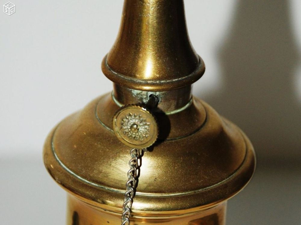 Ancienne et belle lampe &agrave; huile en laiton Décoration