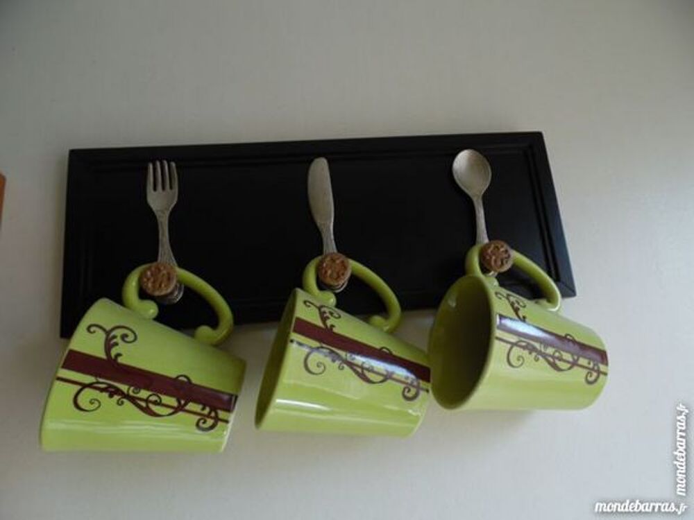 cadre fantaisie avec 3 tasses, comme neuf ! D�coration