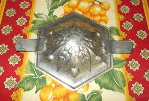 demi moule chocolat fleur en fer ancien 20 Monflanquin (47)