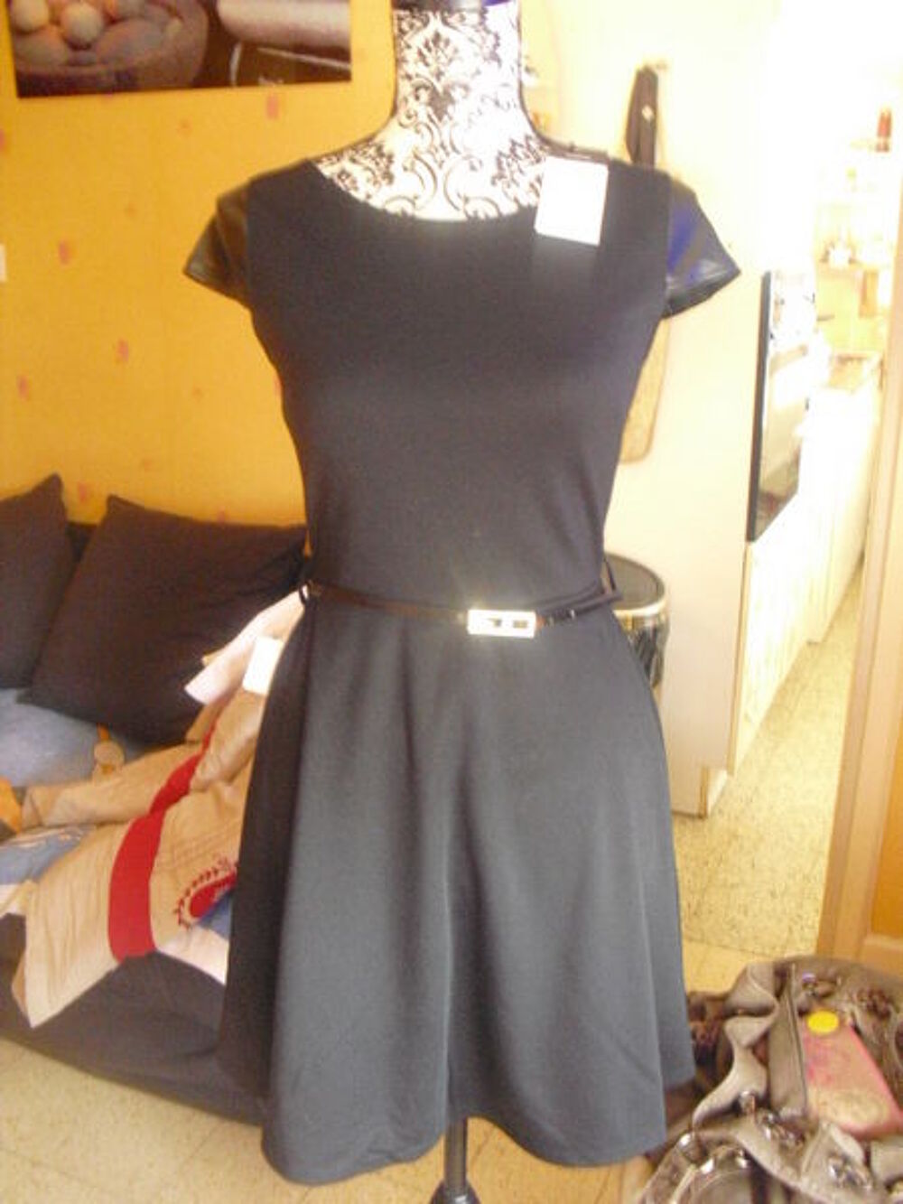 robe bi mati&egrave;re noire avec ceinture NEUVE &eacute;tiquette T 2 Vêtements