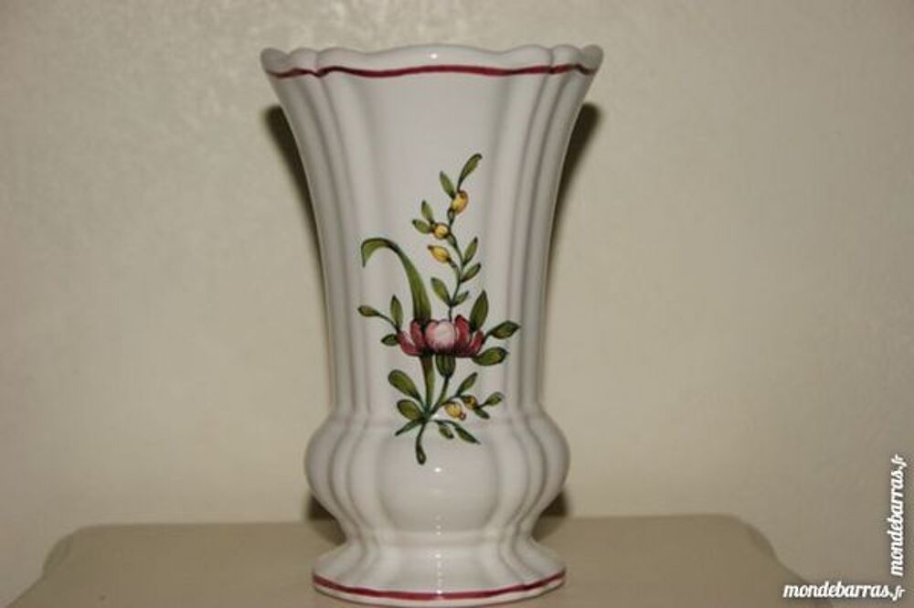 petit vase en moustier Décoration
