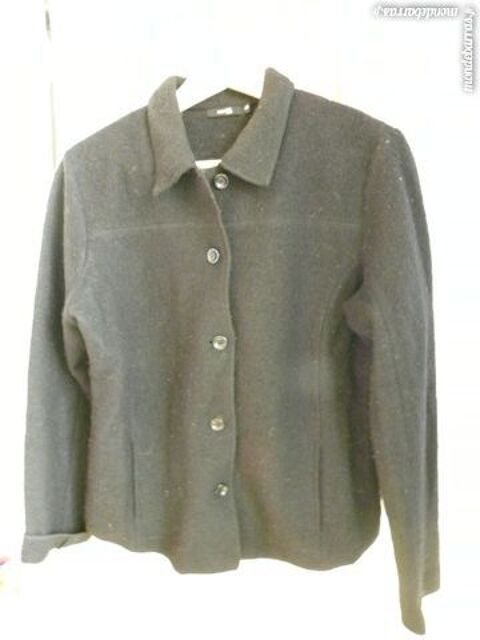 veste noire de chez MONOPRIX 5 Pantin (93)