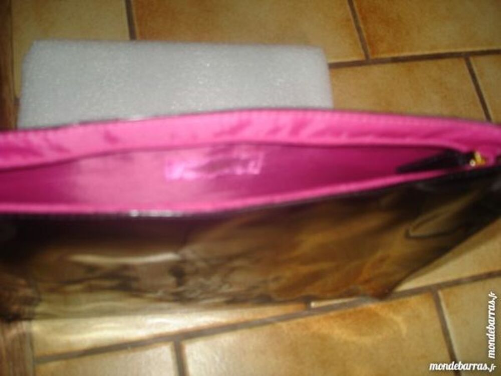 JOLIE POCHETTE YSL.POUR TABLETTE NEUVE.. Maroquinerie