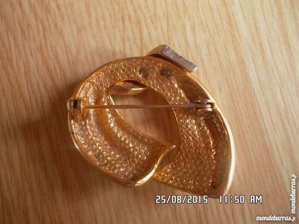 BROCHE DOREE Bijoux et montres
