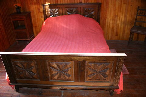 Ensemble ancien lit et faade armoire 210 Ax-les-Thermes (09)