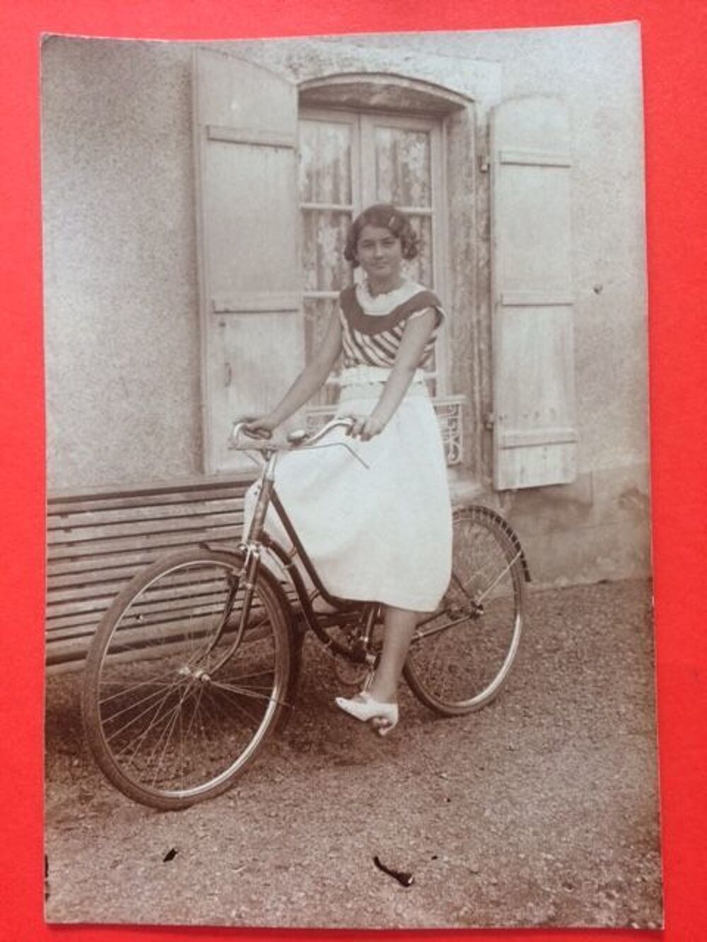 Photo ancienne femme au v&eacute;lo 1937 