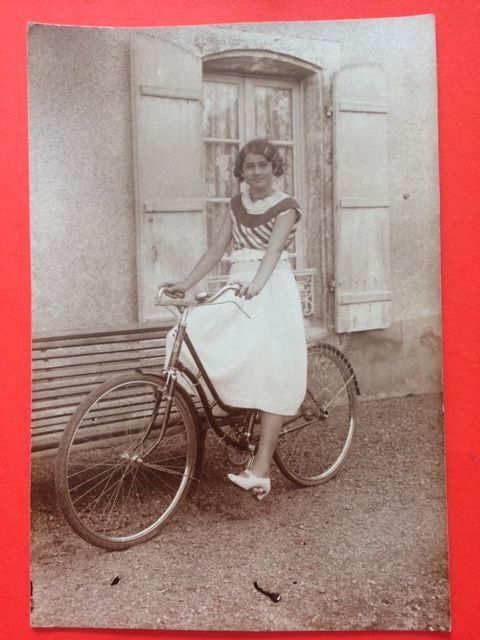 Photo ancienne femme au vélo 1937 10 Nice (06)