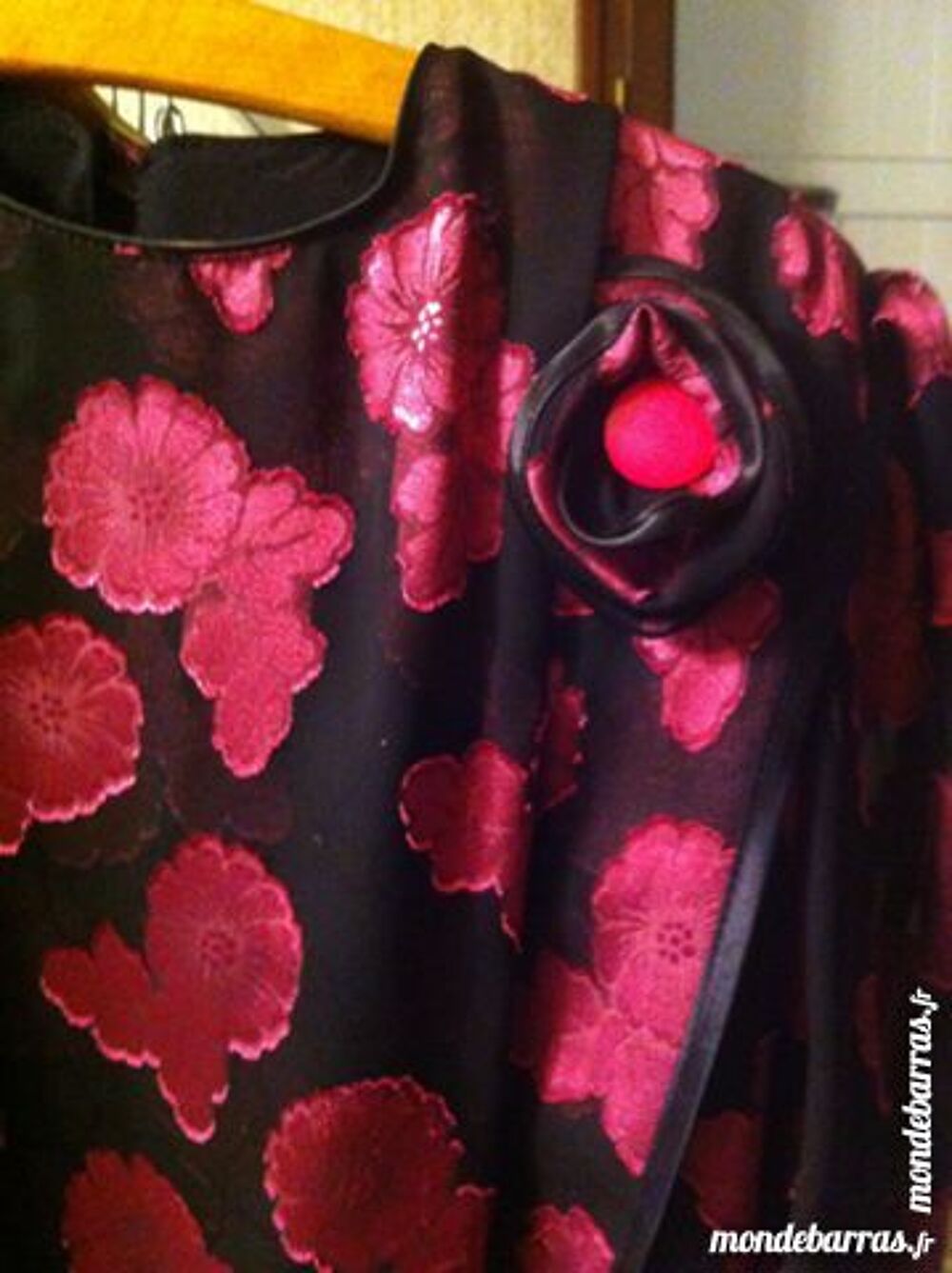 robe de soir&eacute;e noire avec impression fuschia Vêtements