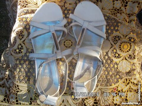 sandales blanches t.39*juste 3e*kiki60230 3 Chambly (60)
