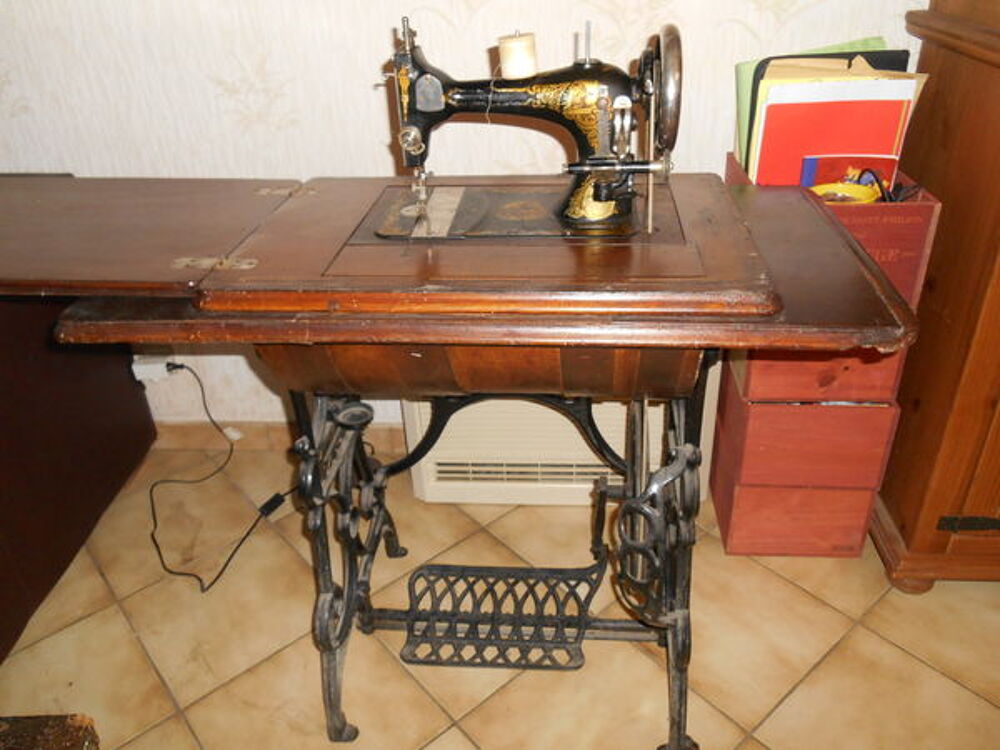 Machine &agrave; coudre ancienne Meubles