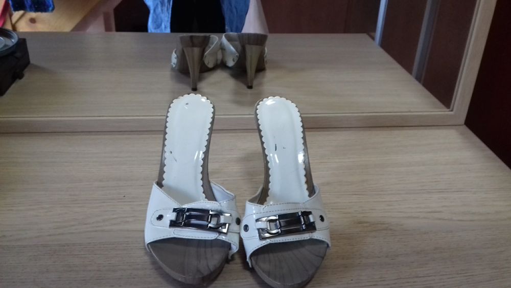 Chaussures d'&eacute;t&eacute;, sabots blancs. Chaussures
