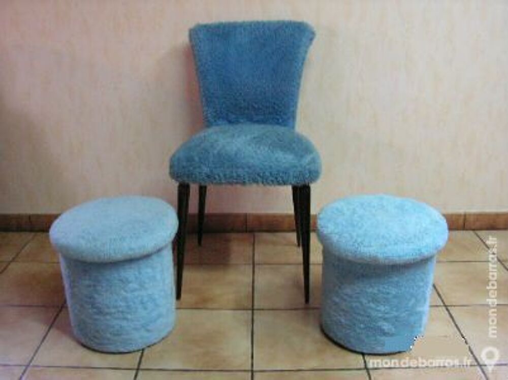 Chaise , 2 poufs et 2 tapis moumoute Meubles