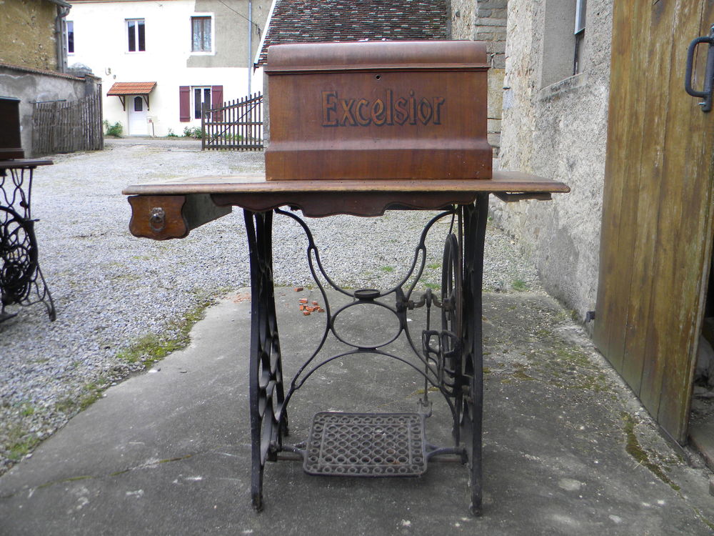 Machine &agrave; coudre ancienne. Meubles