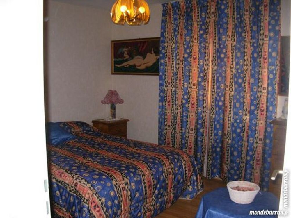 dessus de lit matelass&eacute; avec double rideaux Décoration