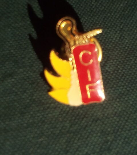  pins  ancien ,  extincteur C I F paris  75 8 Tours (37)