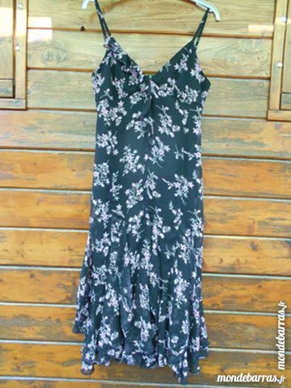 ROBE noire &agrave; fleurs T. 40 Vêtements