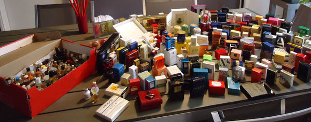 LOT DE 355 MINIATURES DE PARFUM 