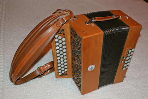 Accordeon MAUGEIN
Type : Le Luthinier III 2750 La Chapelle-Moulire (86)