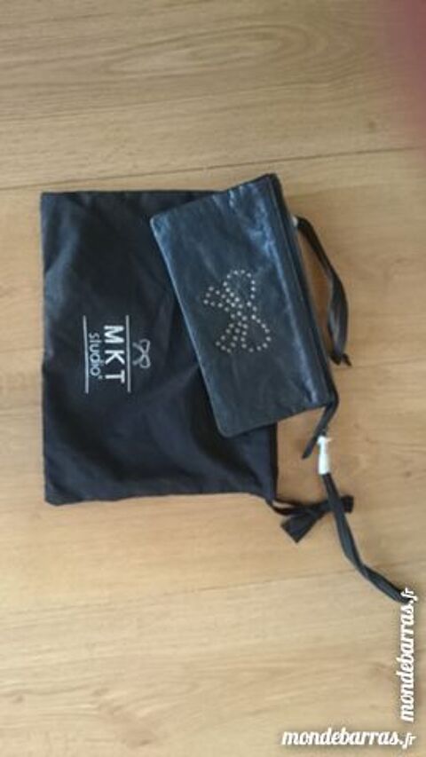 Pochette en cuir noire cloutée en forme de coeur 10 Asnières-sur-Seine (92)