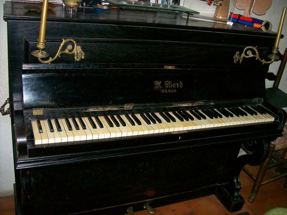 piano d'&eacute;tude droit verni noir de marque K. Bord Instruments de musique