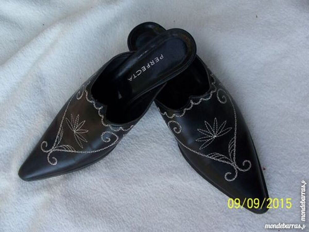 JOLIE PAIRE DE BABOUCHE QUASI NEUVE T 37 ANS Chaussures
