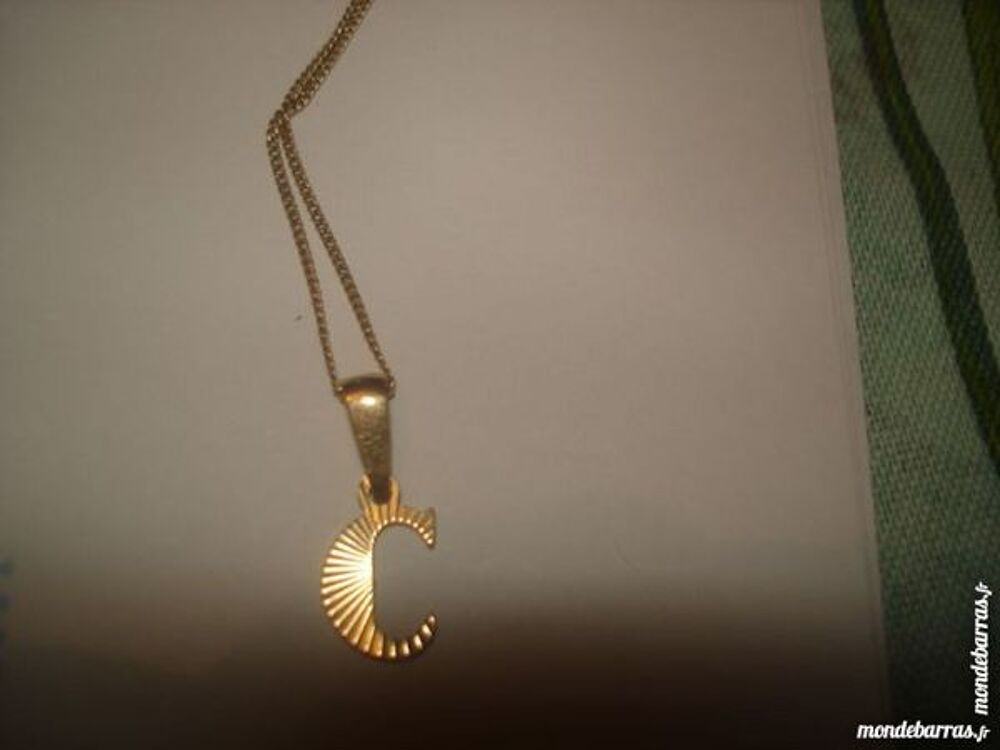 PENDENTIF OR 18 CARATS LETTRE C.. Bijoux et montres
