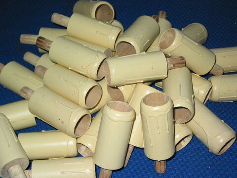 Gros lot de 30 fausses bougies en bois tourné avec tube fil 15 Marseille 13 (13)