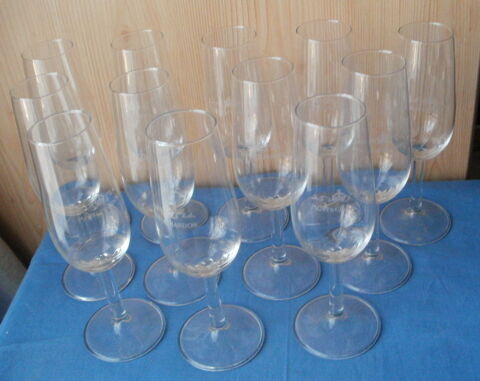12 flutes a champagne estampillé MOET § CHANDON 15 Montauban (82)