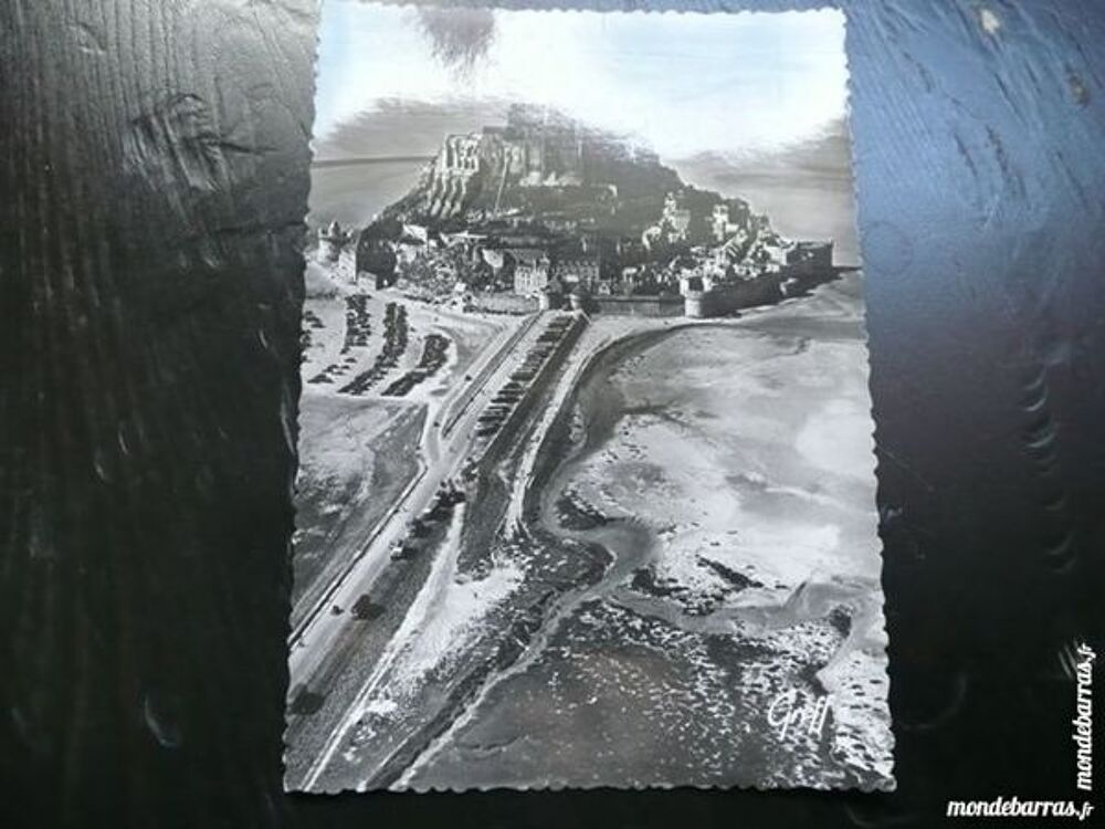 Carte postale Mont St Michel L'arriv&eacute;e et la digue 