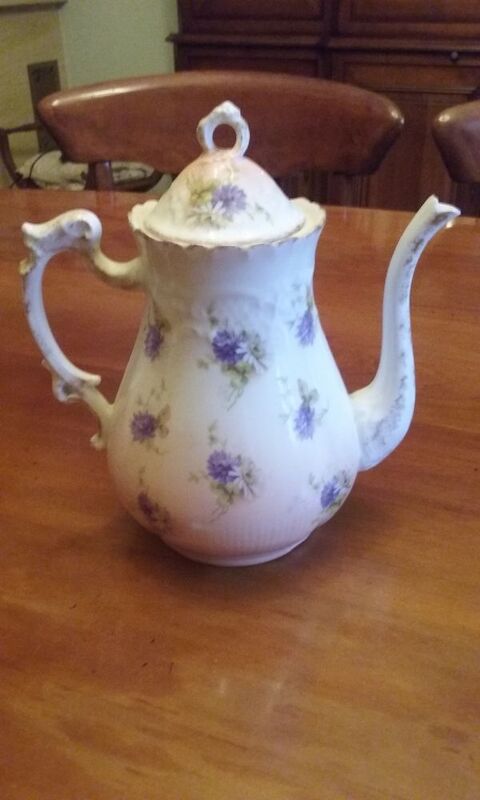 Petite cafeti�re en porcelaine d�cors fleurs mauves 11 L�signy (77)