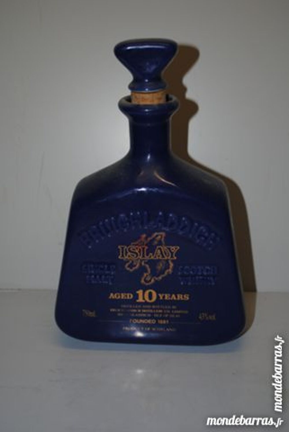 bouteille bleu en faience whiski Dcoration