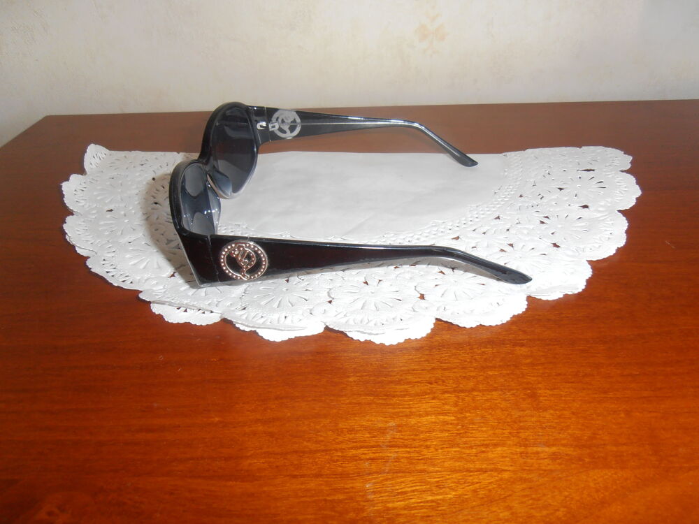 Lunettes solaires noires et grises (27) Bijoux et montres
