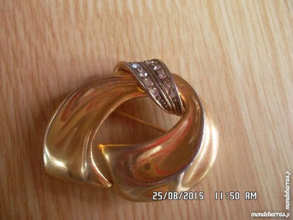 BROCHE DOREE Bijoux et montres