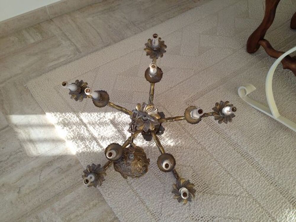 LUSTRE EN BRONZE ET APPLIQUES ASSORTIES Décoration