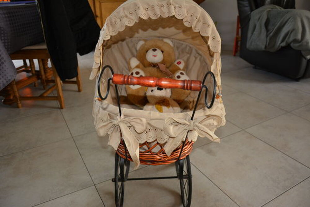 poussette poup&eacute;e ancienne Jeux / jouets